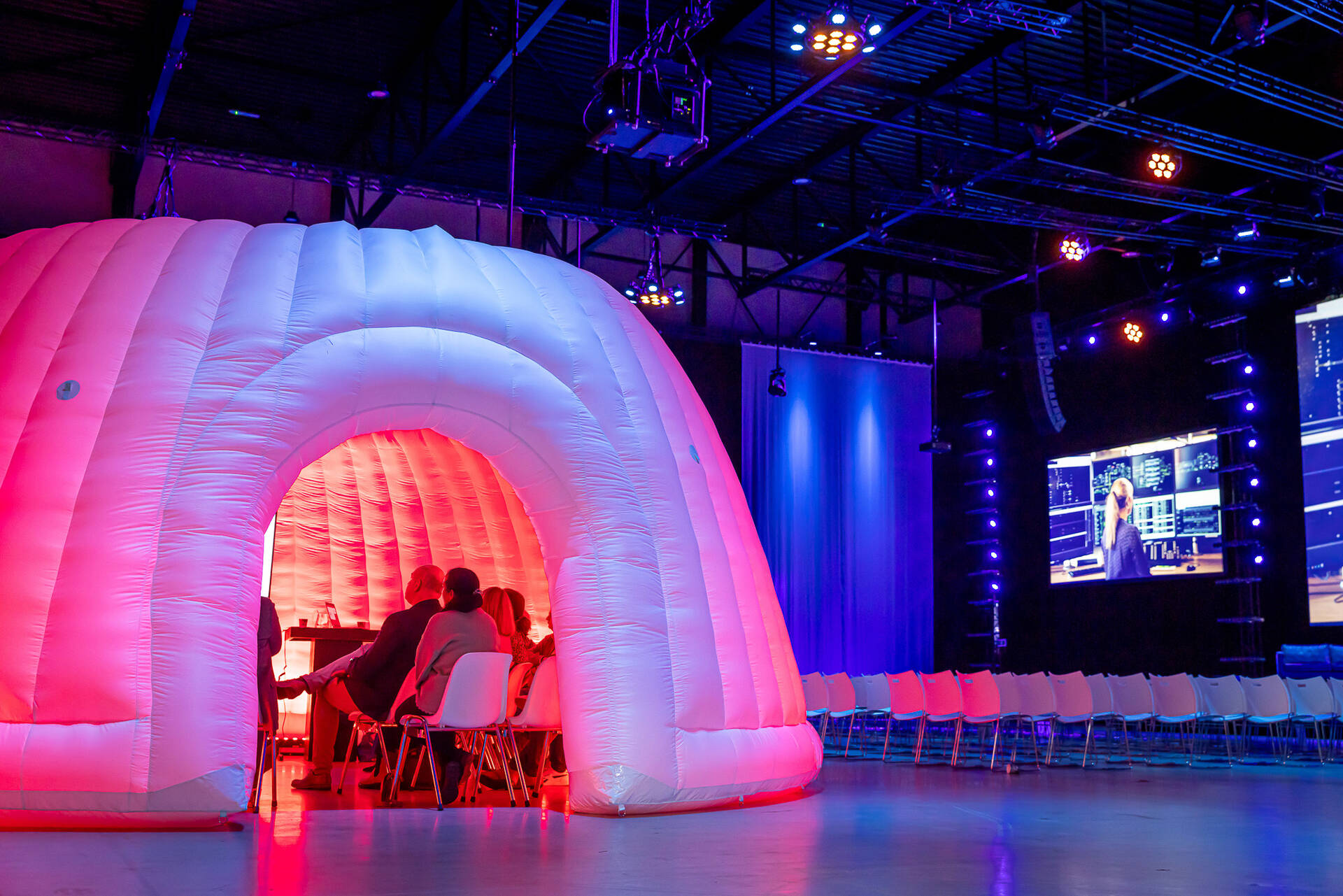 De grote evenementenhal in de Midden Nederland Hallen met op de voorgrond een opblaasbare iglo als aparte ruimte